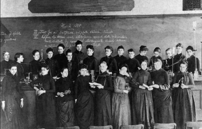 Ellen Swallow Richards and female students, 1888